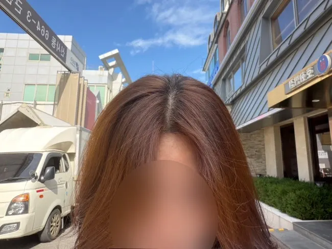 Yellow tones visible in hair under sunlight