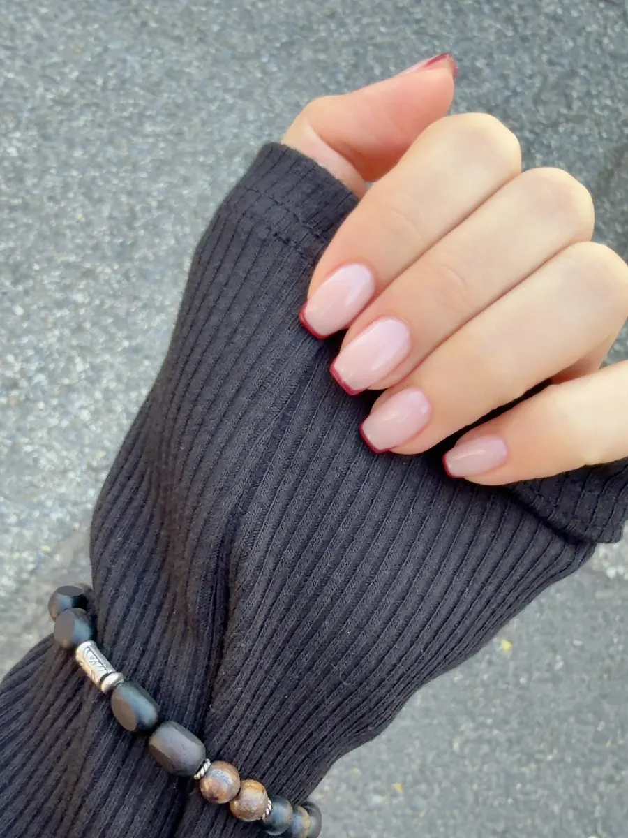 스퀘어 라인으로 잡은 버건디 프렌치네일