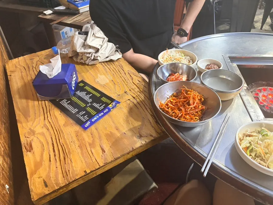 짐 올려놓는 테이블 옆 작은 보조 테이블
