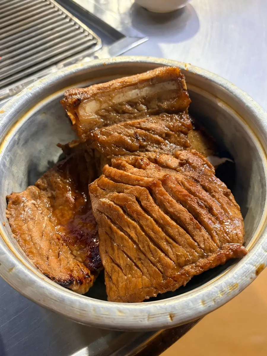 테이블에 올려진 연탄불 화로