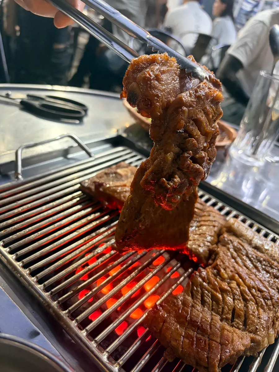 두툼한 돼지왕갈비 단면