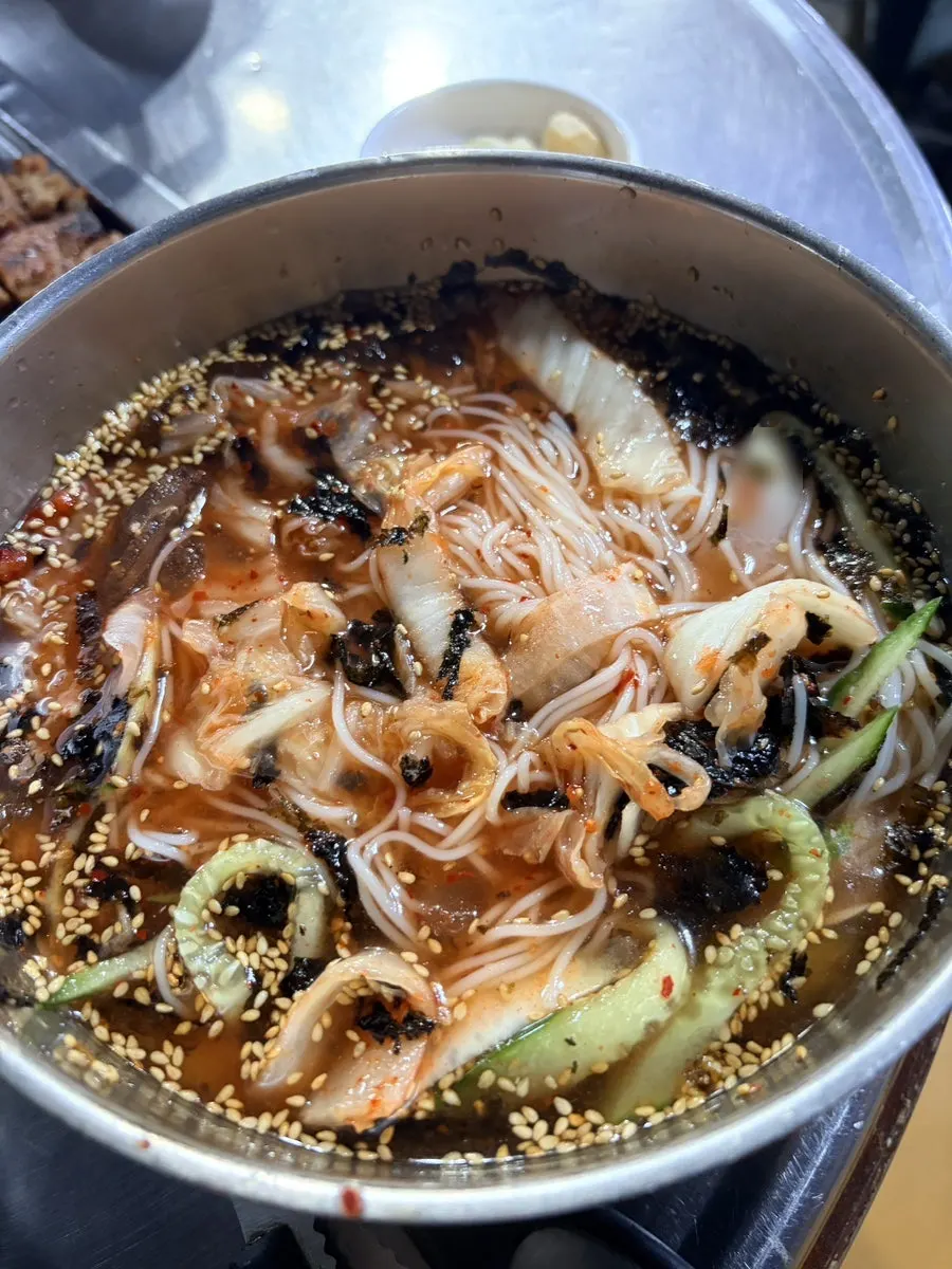 김치와 오이가 올라간 김치말이국수