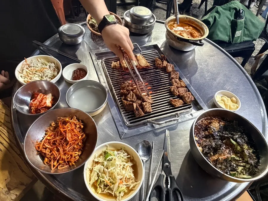 고기와 식사 메뉴가 함께 놓인 한상