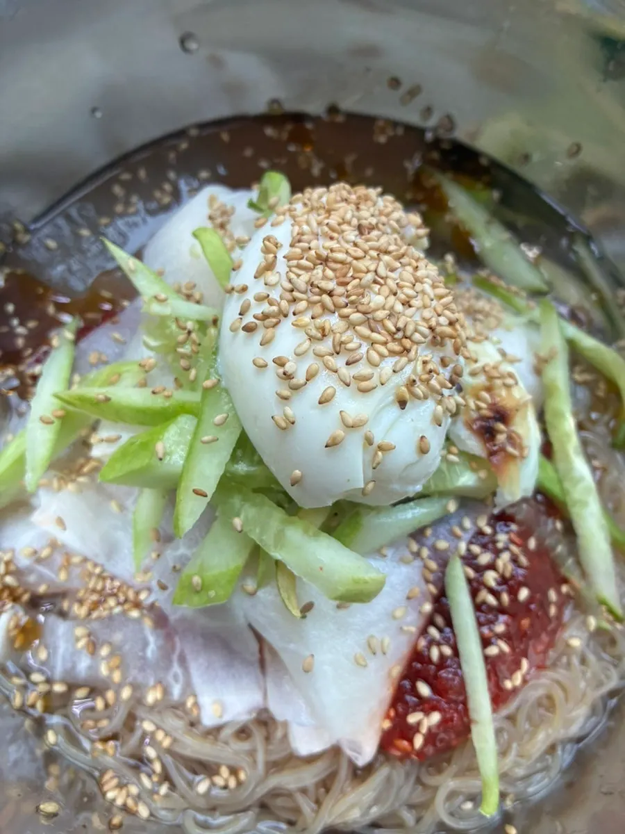 A bowl of bibim naengmyeon at Yeontan Gongjang