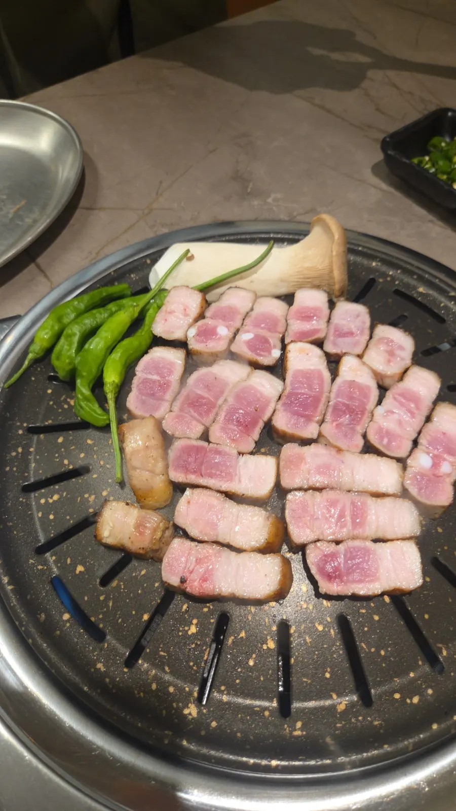 초벌집 테이블에 차려진 삼겹살 상차림