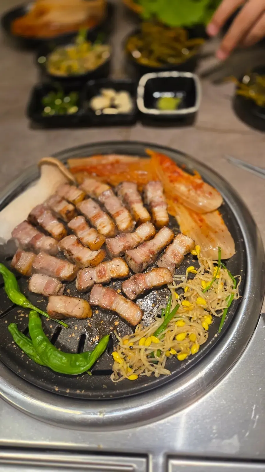 마무리 굽기 중인 삼겹살 클로즈업