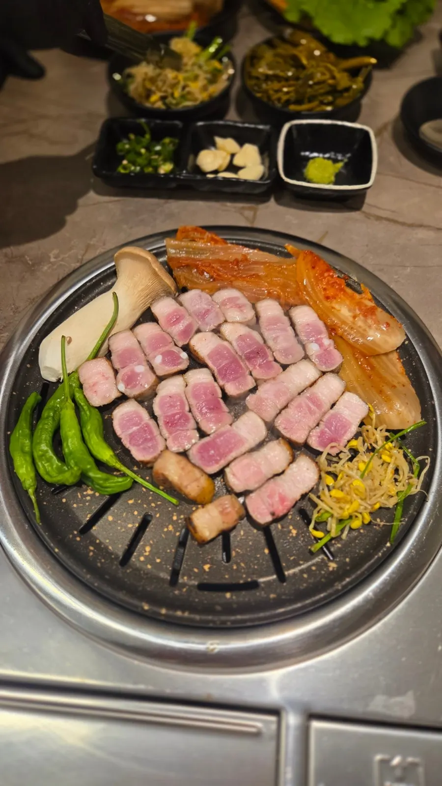 식사 마무리 무렵의 초벌집 테이블