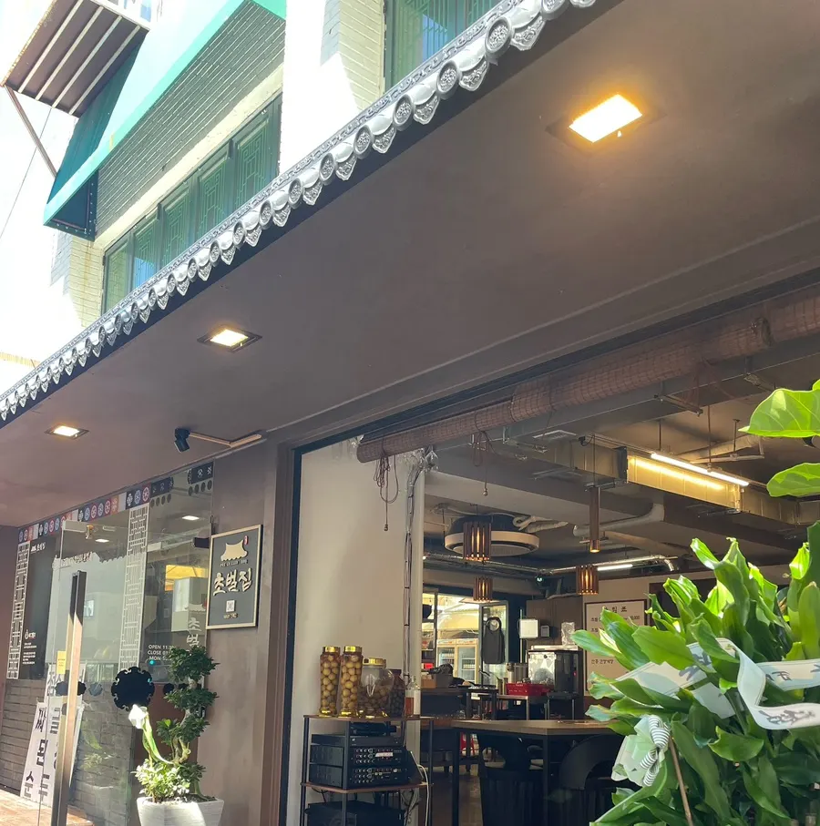 Interior of Chobeoljip Apgujeong Rodeo Branch
