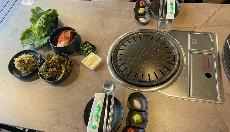 Basic side dish setting at Chobeoljip