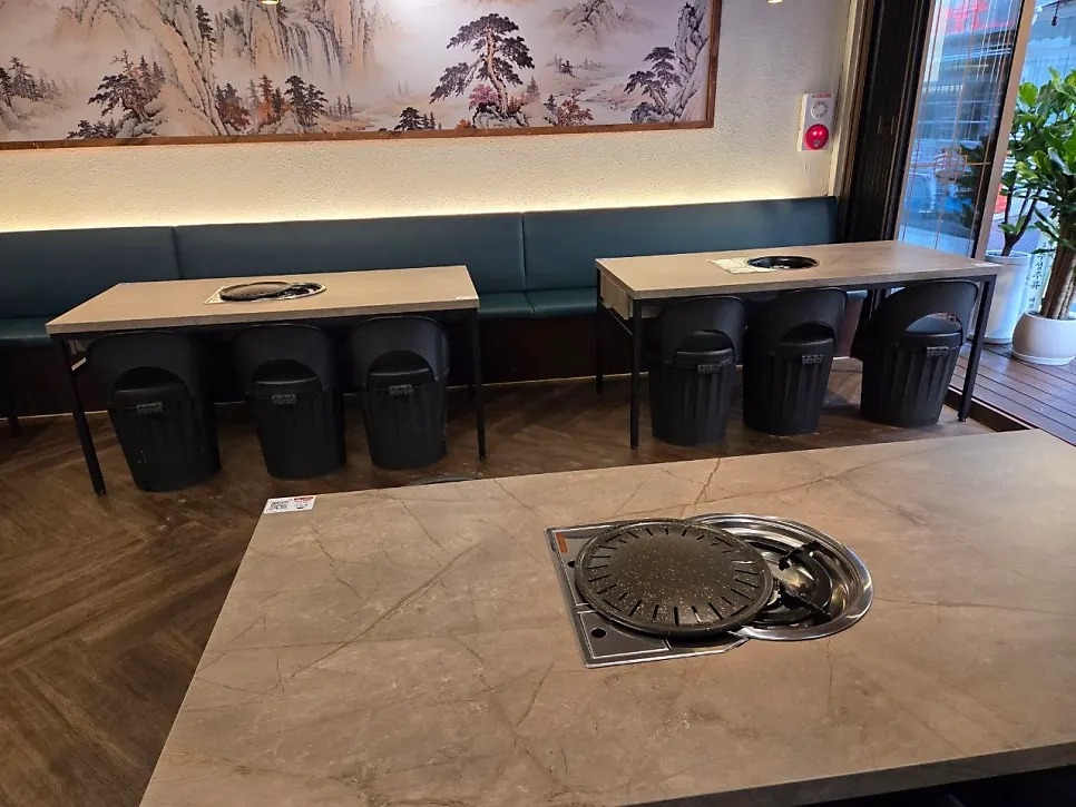 Interior of Chobeoljip Apgujeong Rodeo Branch with spacious table layout