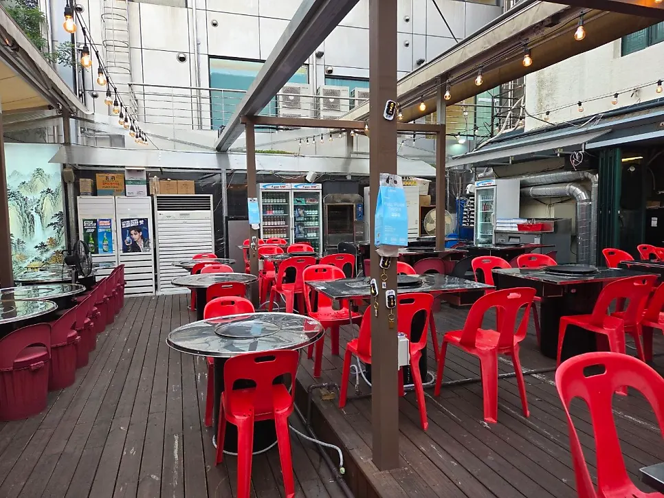 Interior seating view of Chobeoljip Apgujeong Rodeo Branch