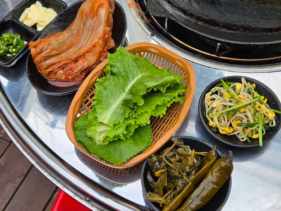 Side dish spread that pairs well with pork belly