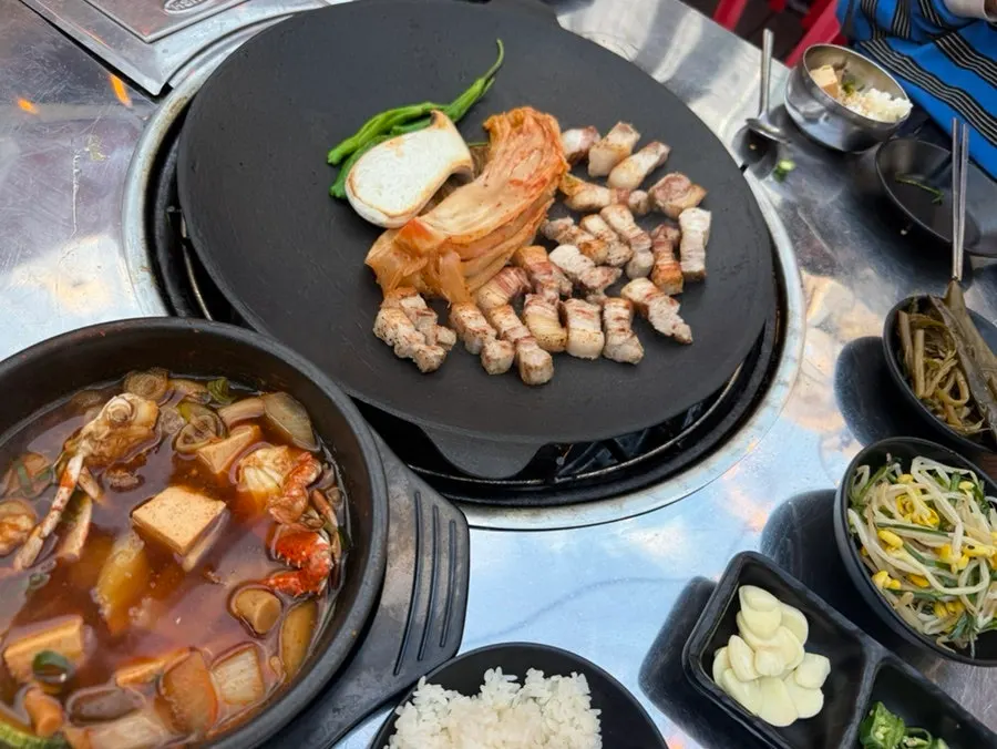 Cauldron-lid griddle with kimchi and mushrooms grilled together