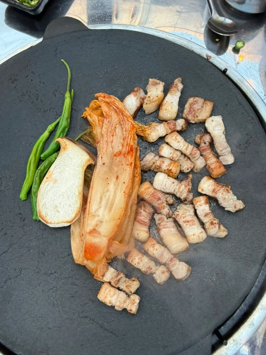 Picking up pork belly and mushrooms together