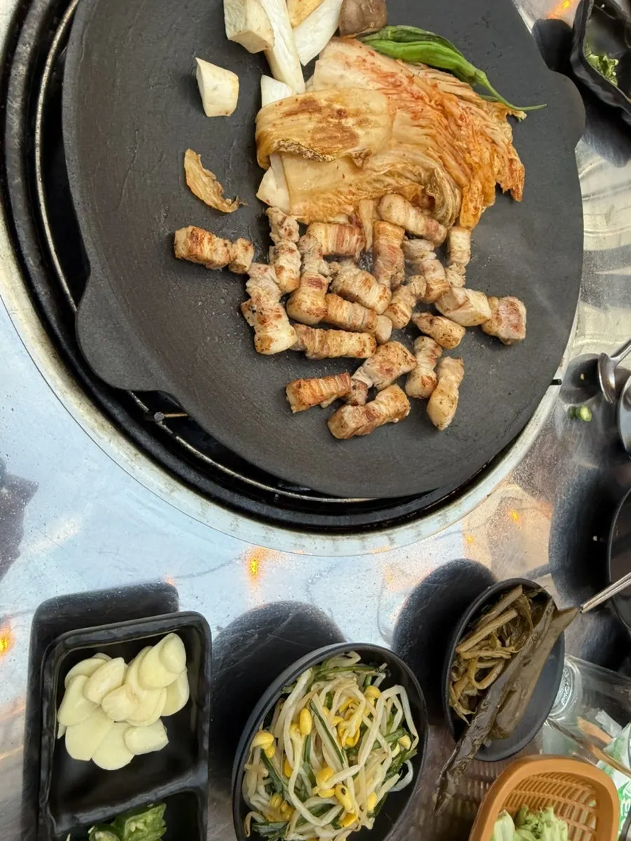 Pork belly and kkwari peppers on the griddle