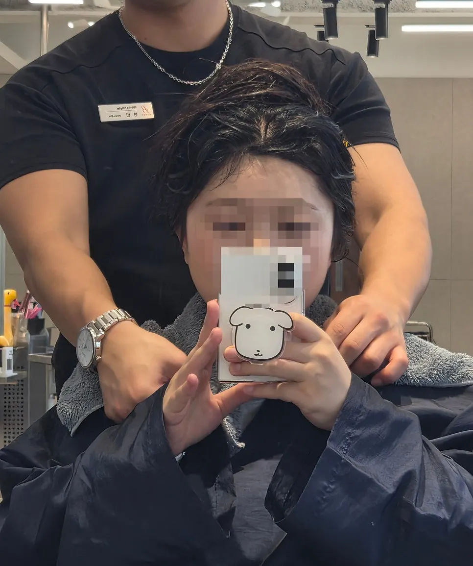 어둡고 아늑한 분위기의 샴푸실