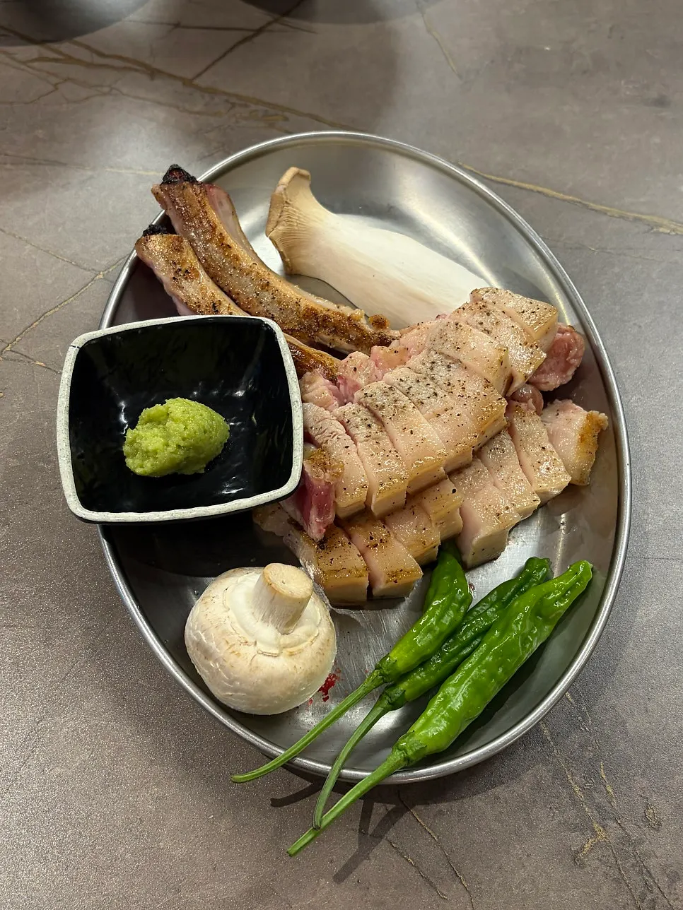 Meat served at the table after robot pre-grilling
