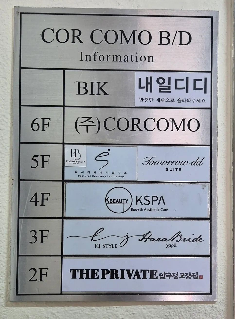 반짝이는 글리터 페디큐어 클로즈업