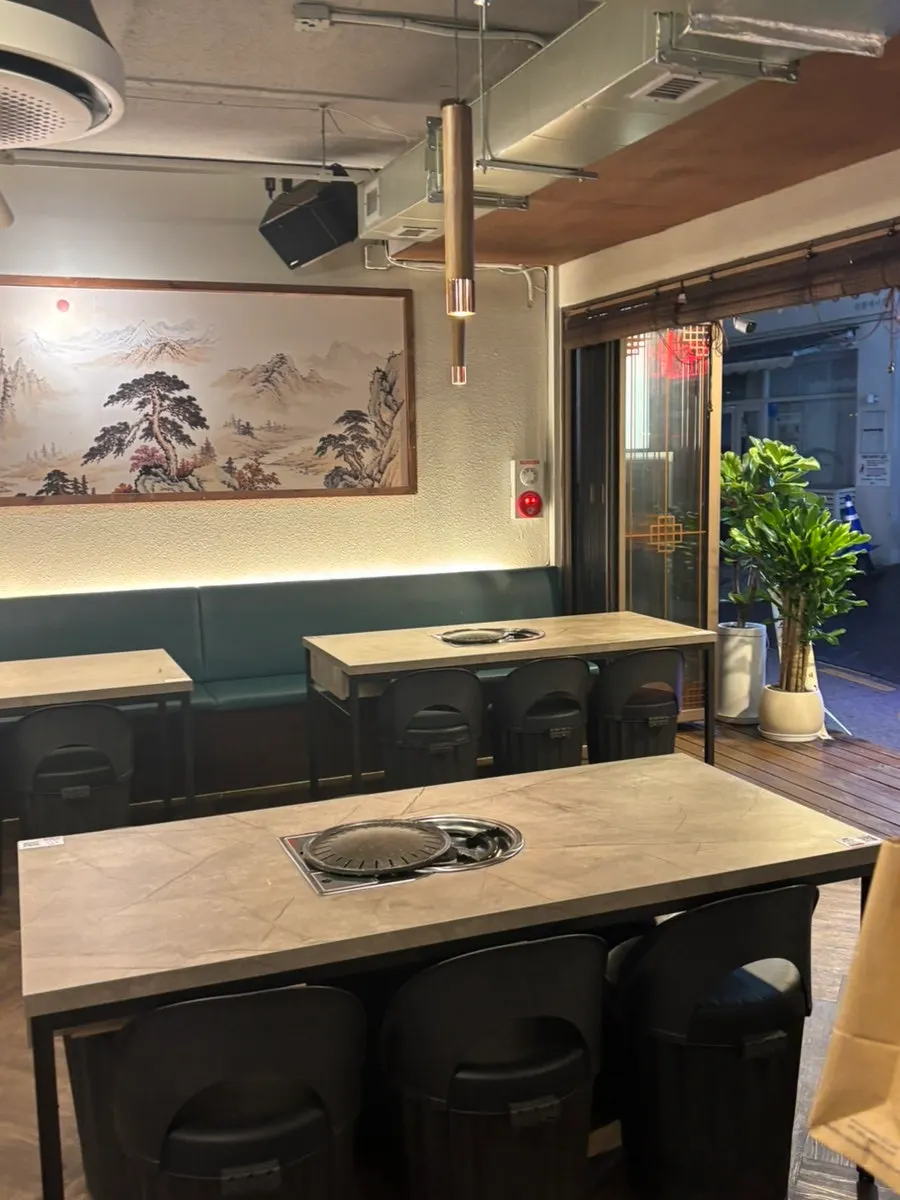 Large, divided indoor seating at Chobeoljip