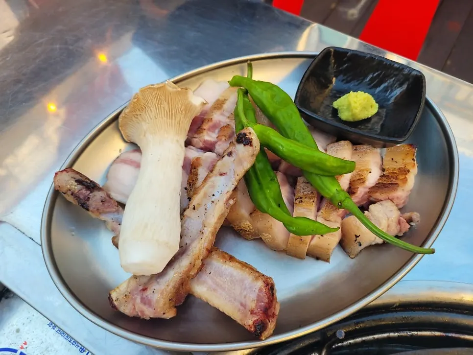 Thick pre-grilled bone pork belly