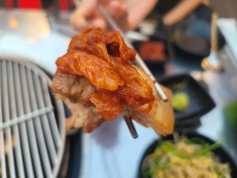 Thick pork belly grilling with kimchi