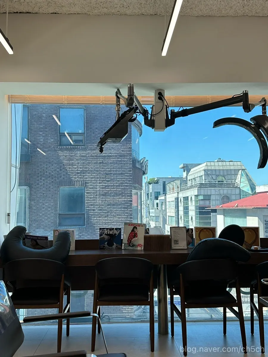 Overall view of the interior at Biorn Hair