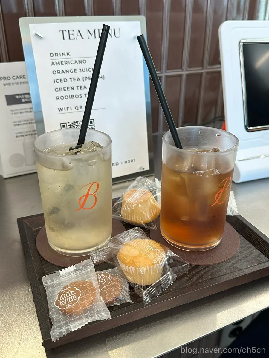 Mini yakgwa and mini muffins served together