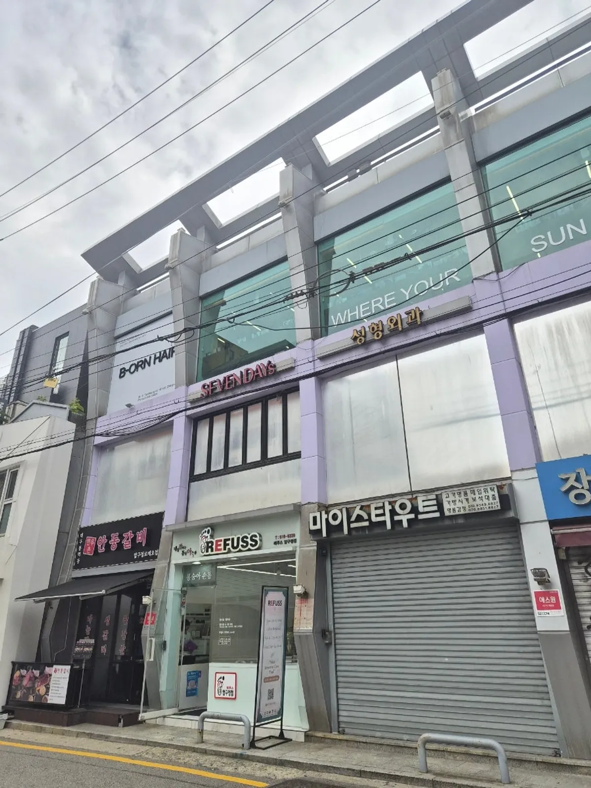 압구정로데오점 건물 입구와 매장 가는 길