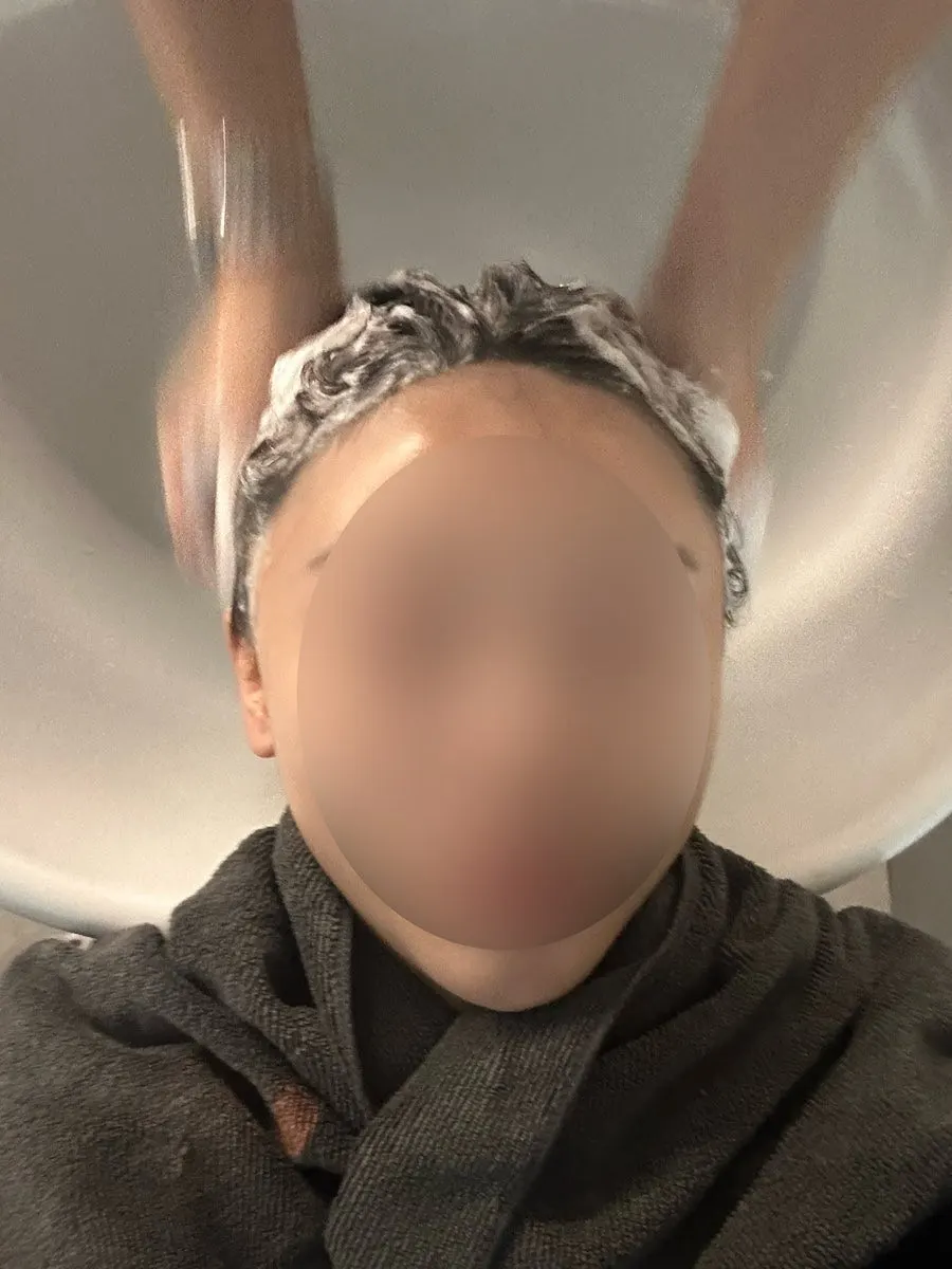 Checking hair condition before the treatment