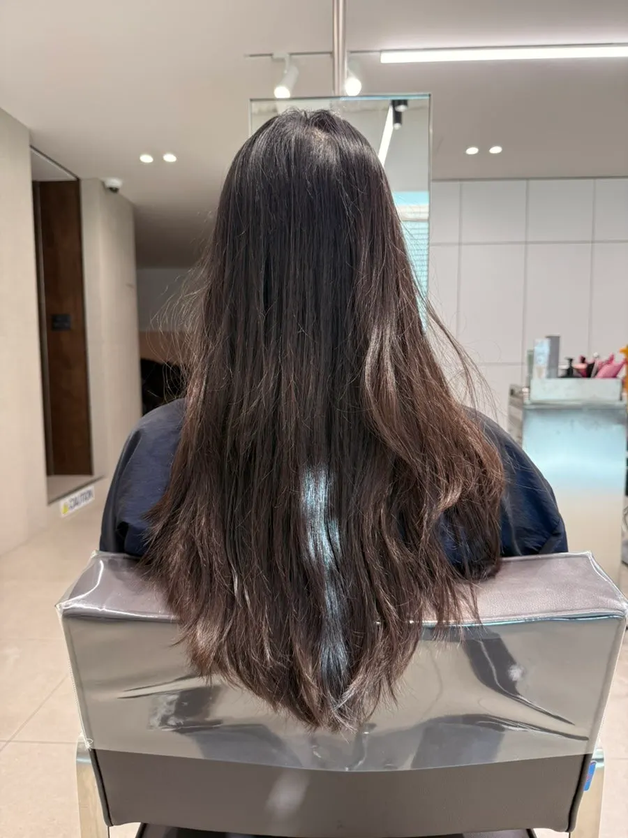 Before photo of dry, drooping hair before the clinic