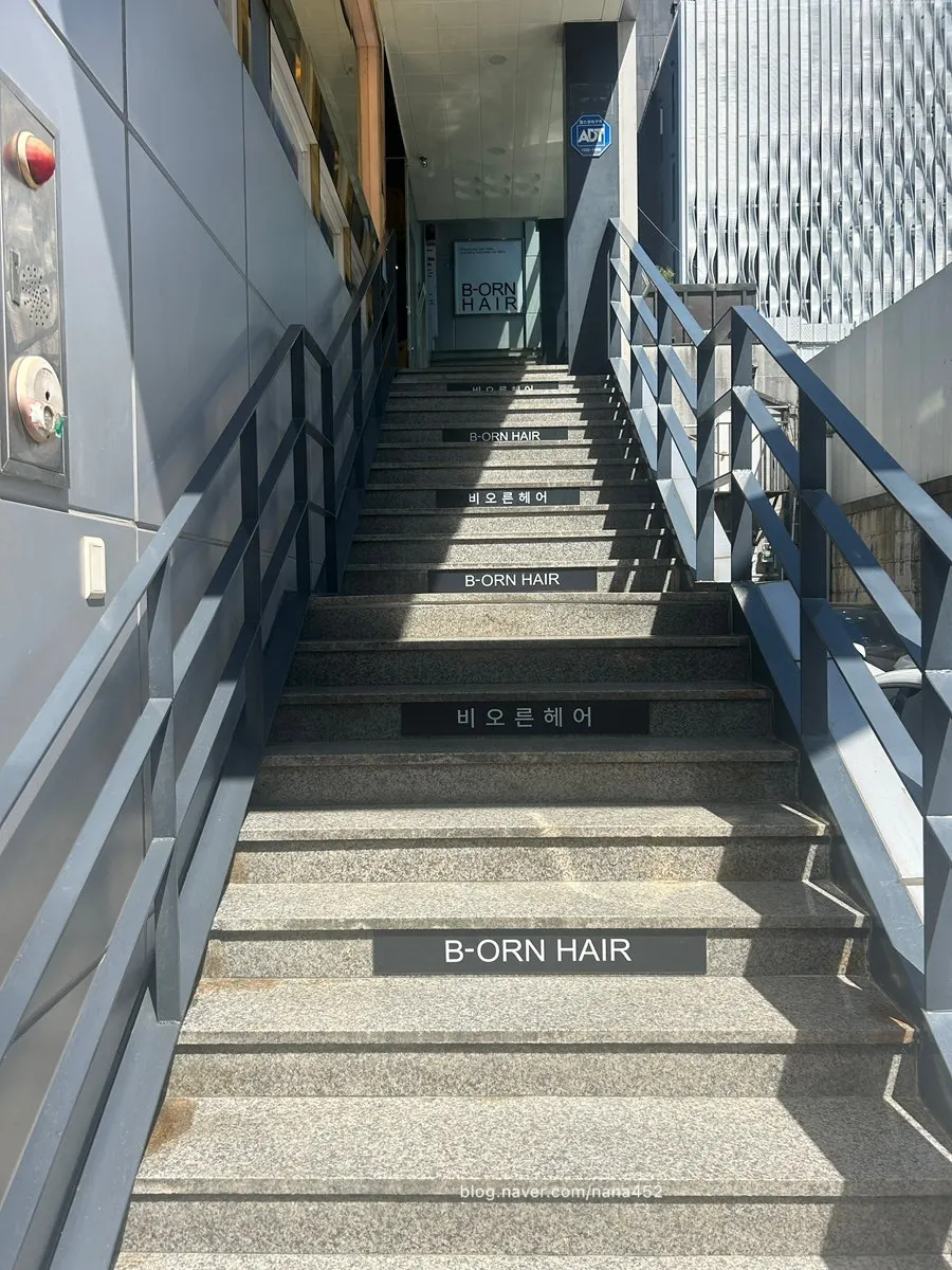 압구정로데오 골목의 비오른헤어 입구