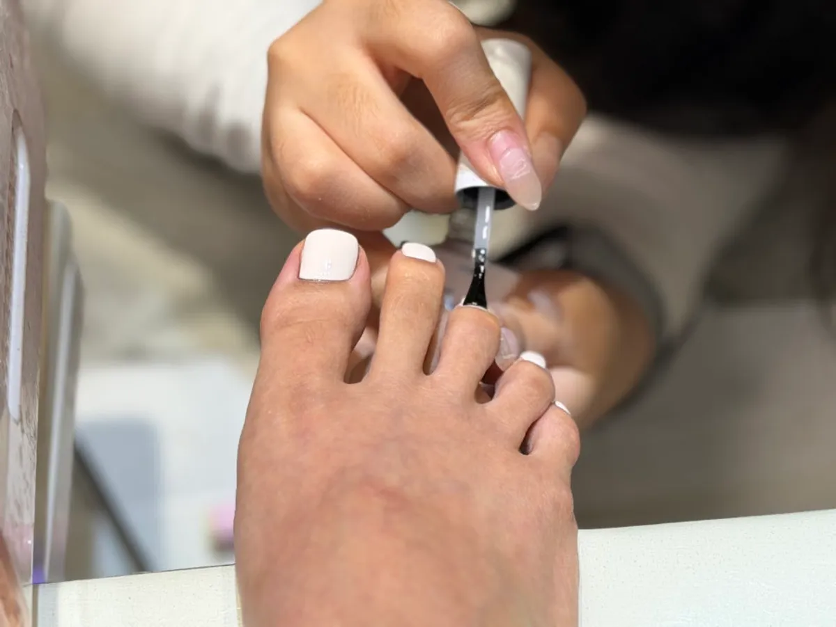 Hasil siap gel pedicure warna ivory satu tona