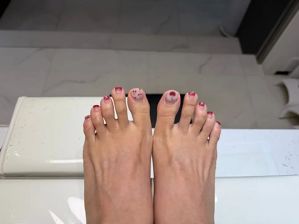 Proses mengemas panjang dan bentuk kuku kaki untuk pedicure