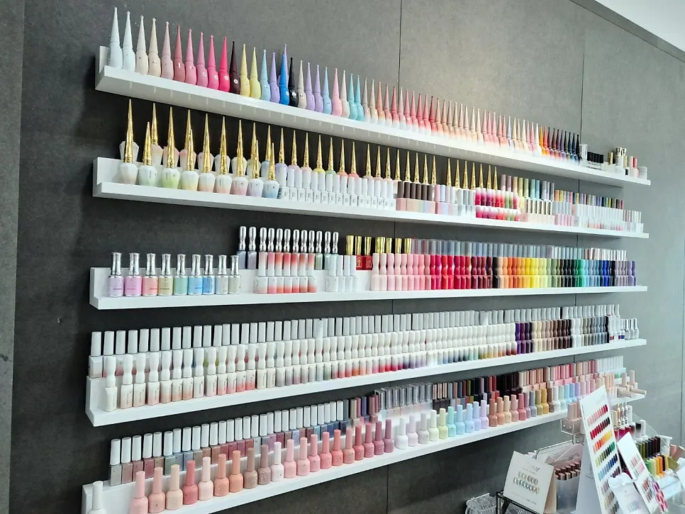Nail table and lighting at Naeil Didi