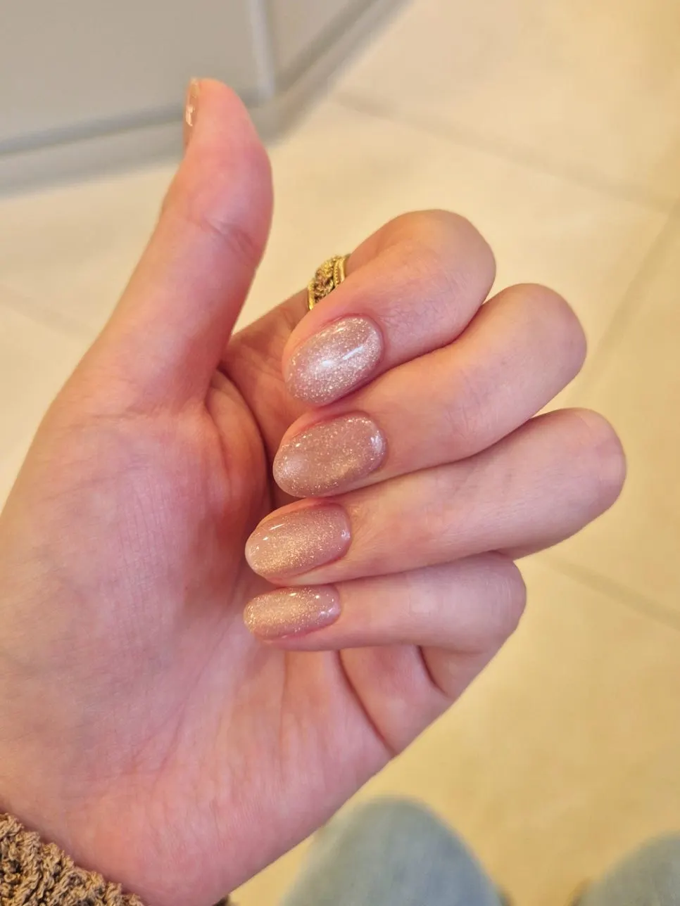 Close-up showing the sparkling pearl of the magnetic gel one-color