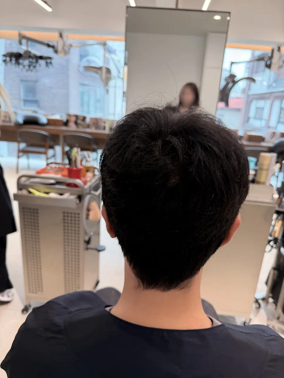 커트 전 길게 자란 남자 머리 비포