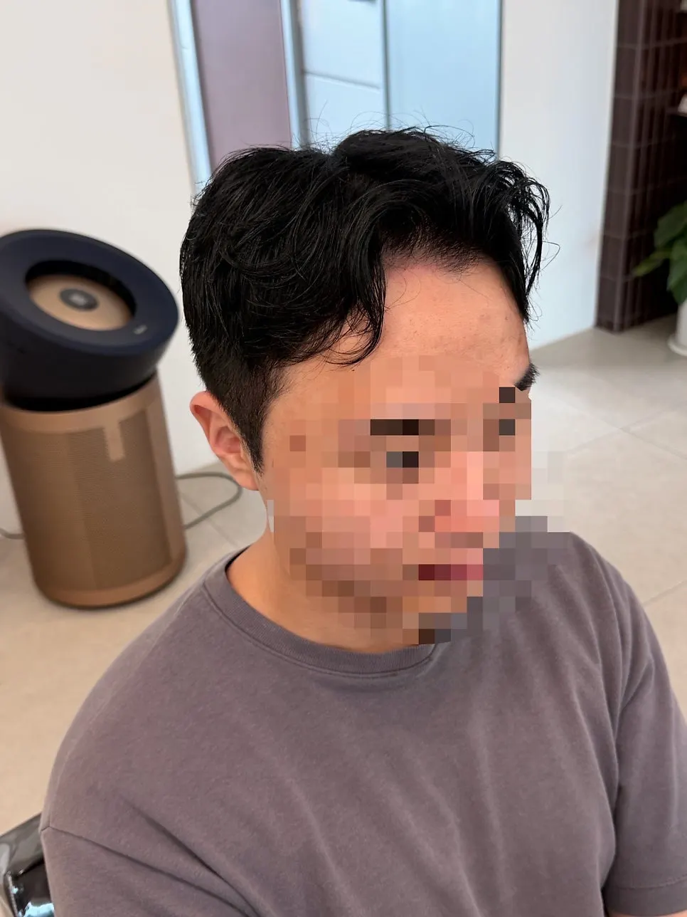 컷 라인이 정리된 남자 머리 뒷모습