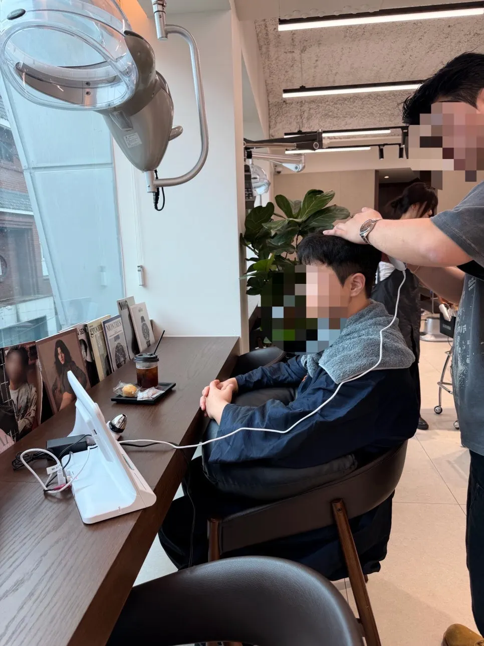 딥클렌징 샴푸 후 디자인 컷 진행 장면
