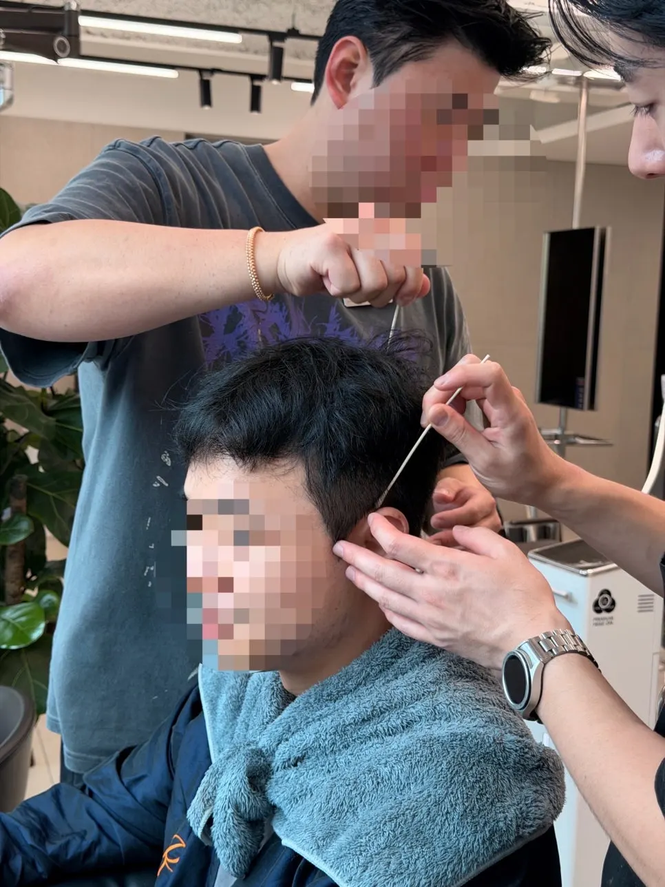 아로마오일과 두피팩 케어 장면