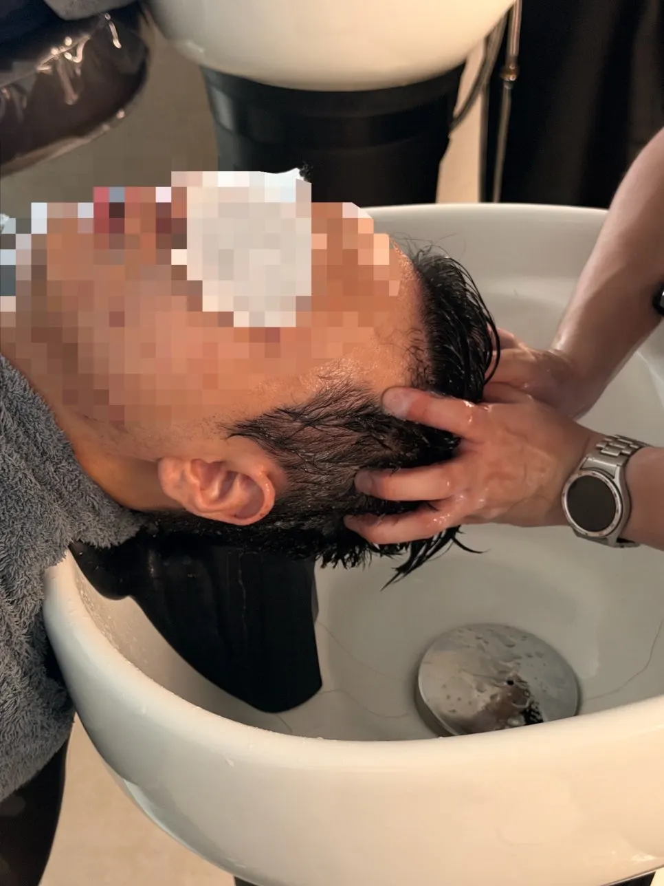 커트와 스타일링을 마친 남자 헤어
