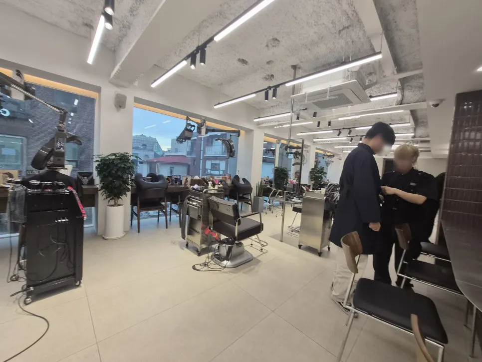 창가 쪽 대기 및 펌 시술 존