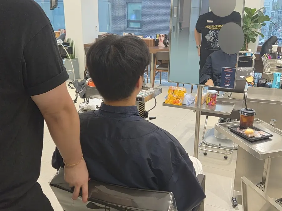 일호 수석 디자이너와 상담 중인 모습