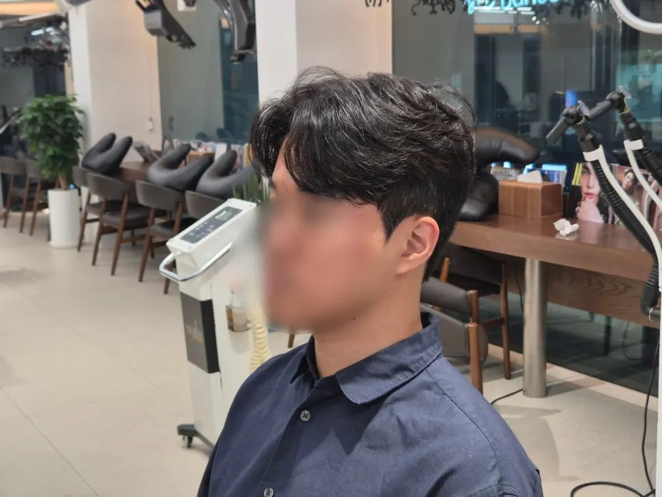 윗머리와 뒷머리 컬이 들어간 헤어