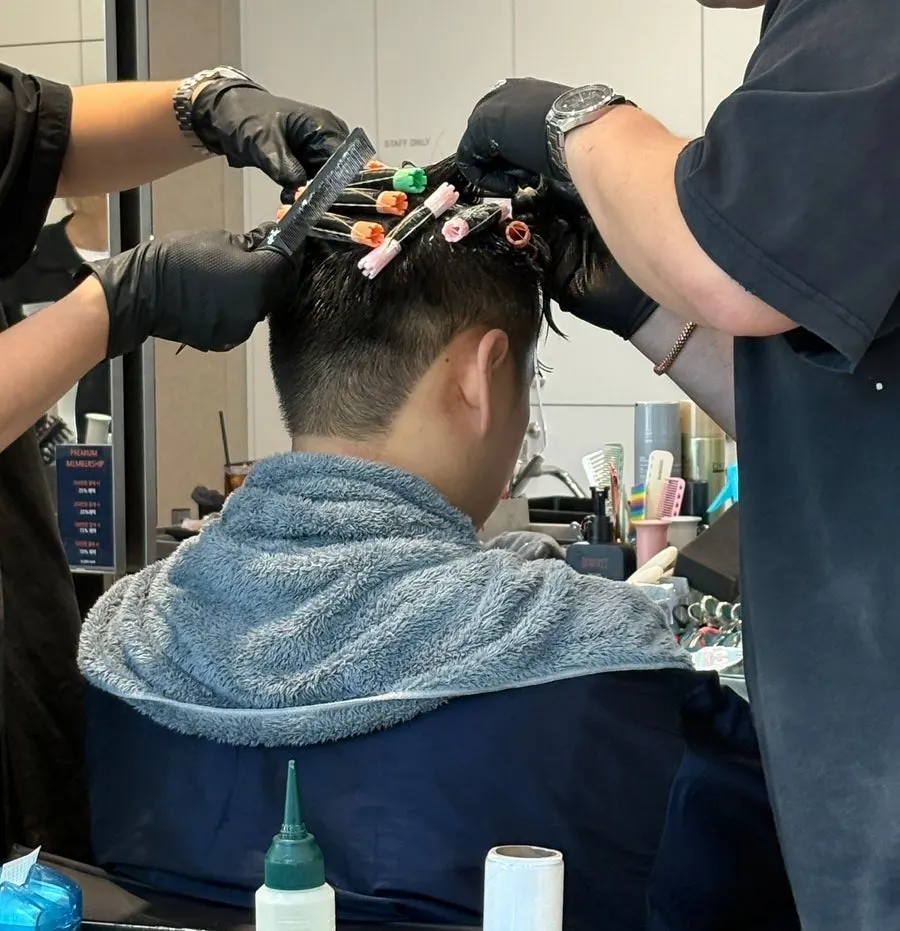 커트 후 정돈된 남자 머리