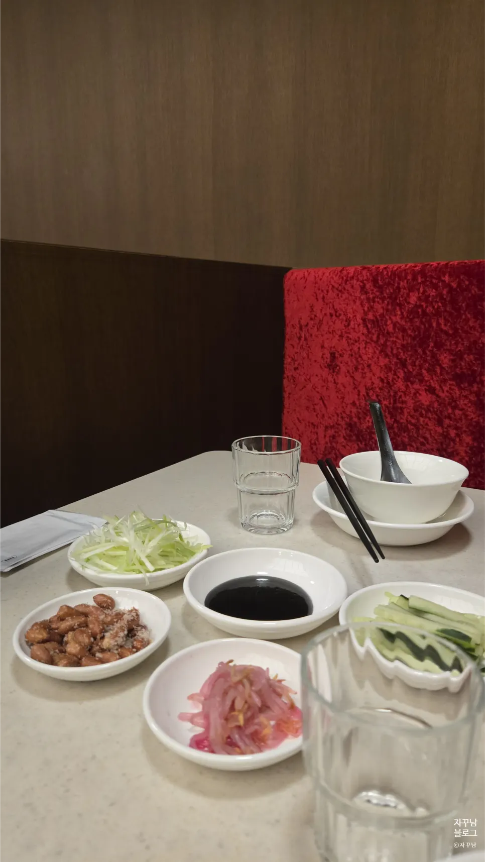 북경오리와 함께 나온 기본 세팅과 땅콩
