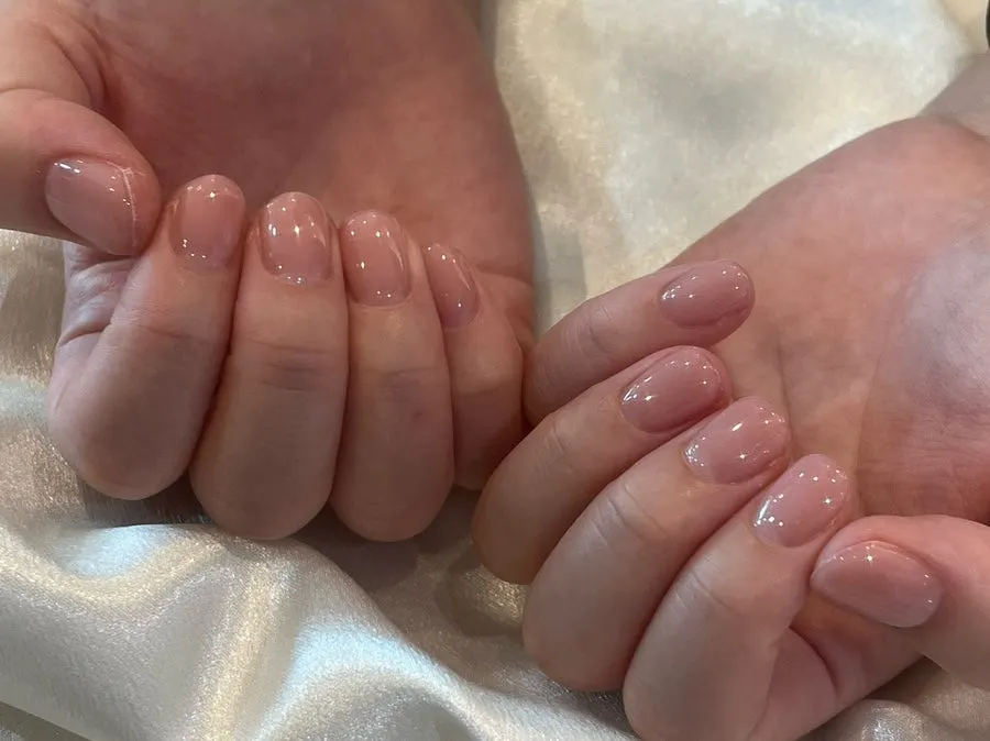 Bare nails on the whole hand, neat and without art
