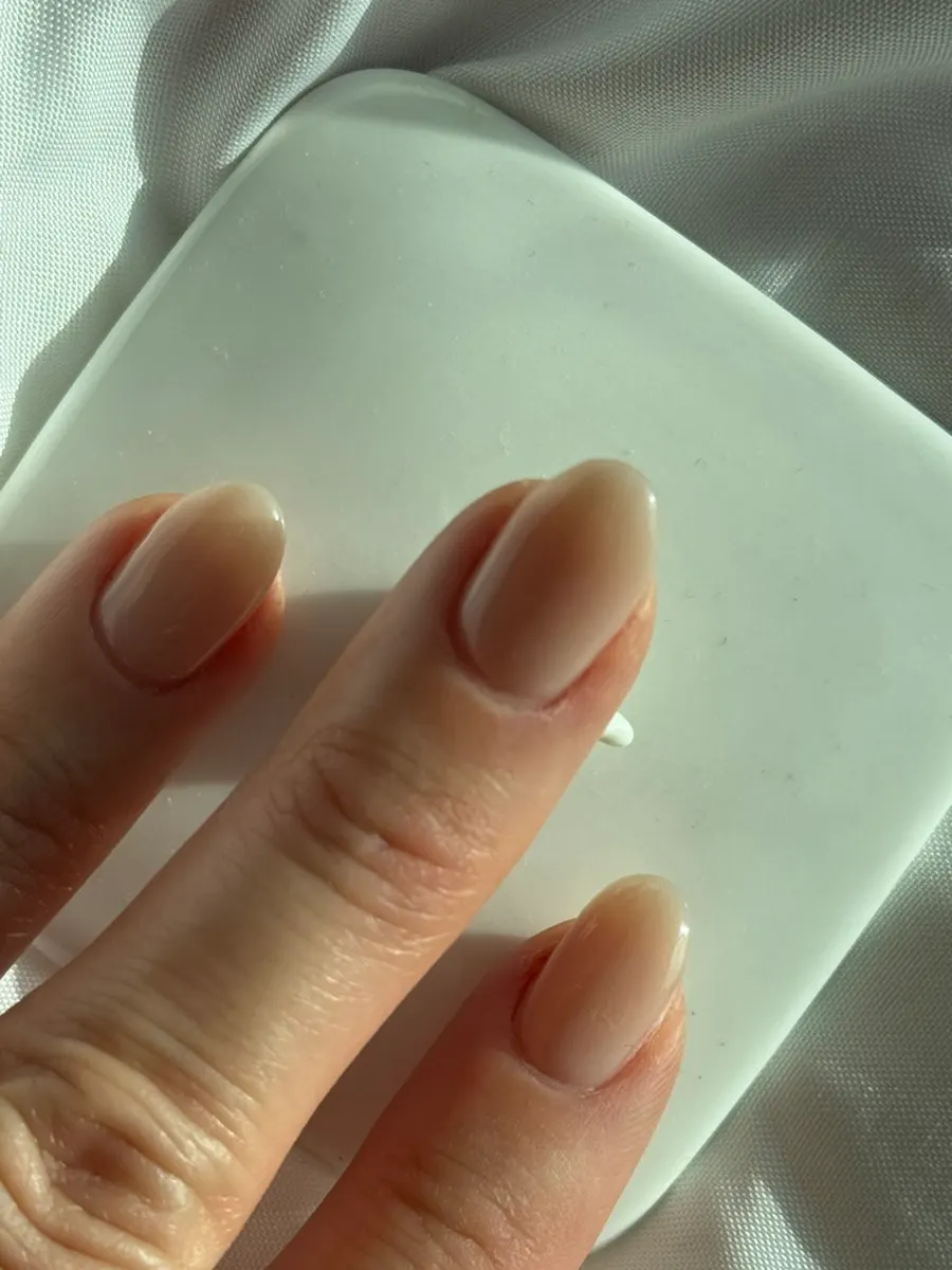 자연스러운 베이지 컬러 손톱 클로즈업