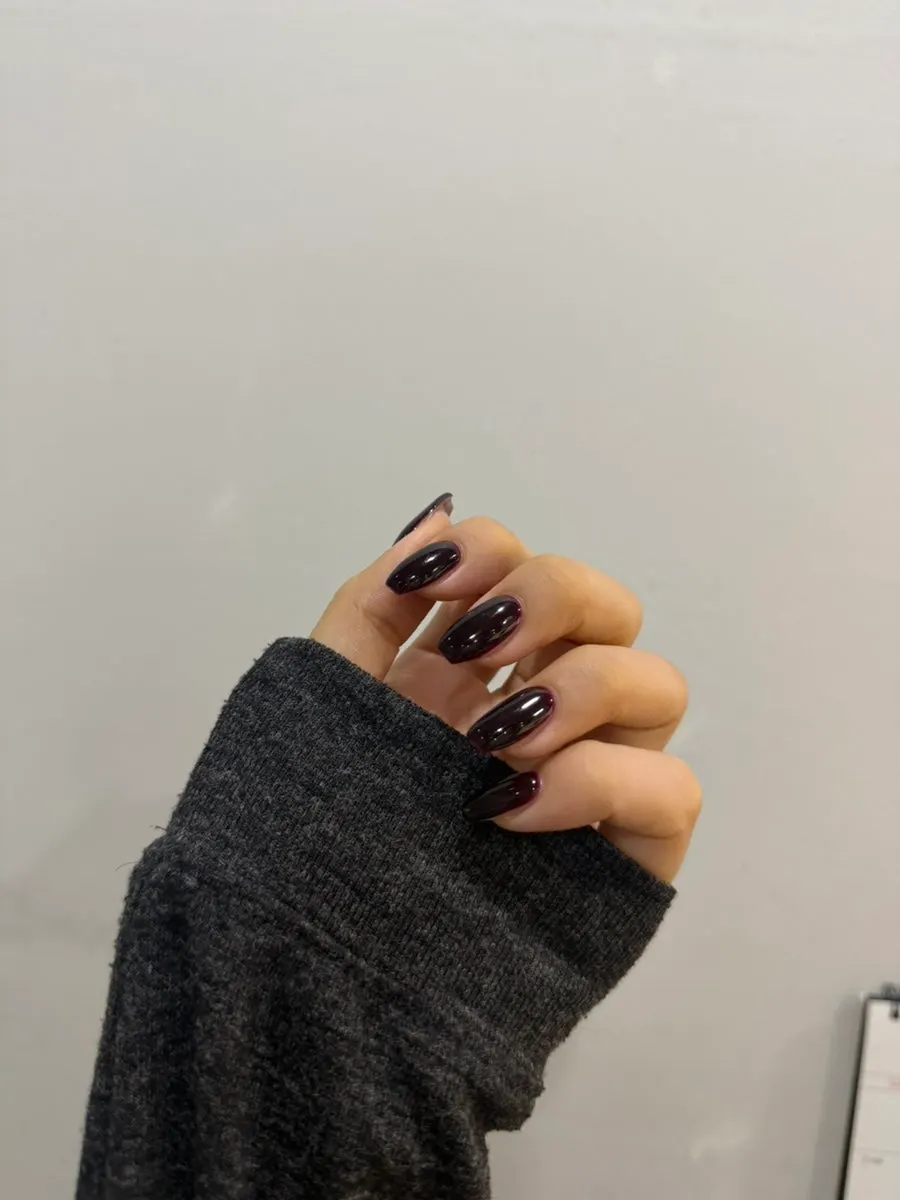 Nails with a subtle color between burgundy and brown