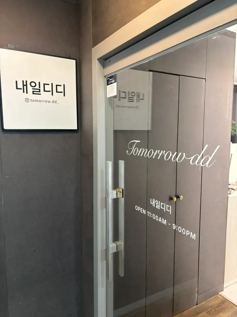 화이트톤 인테리어의 내일디디 6층 내부