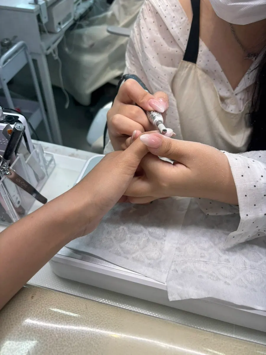 기존 젤 제거 중인 손톱 시술 장면
